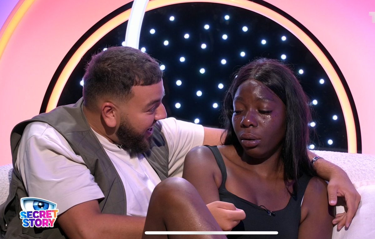 useerr_76's tweet image. Avec un ami comme Aimed t’as pas besoin d’ennemi il l’as consoler alors qu’elle est triste en parti à cause de lui #Secretstory