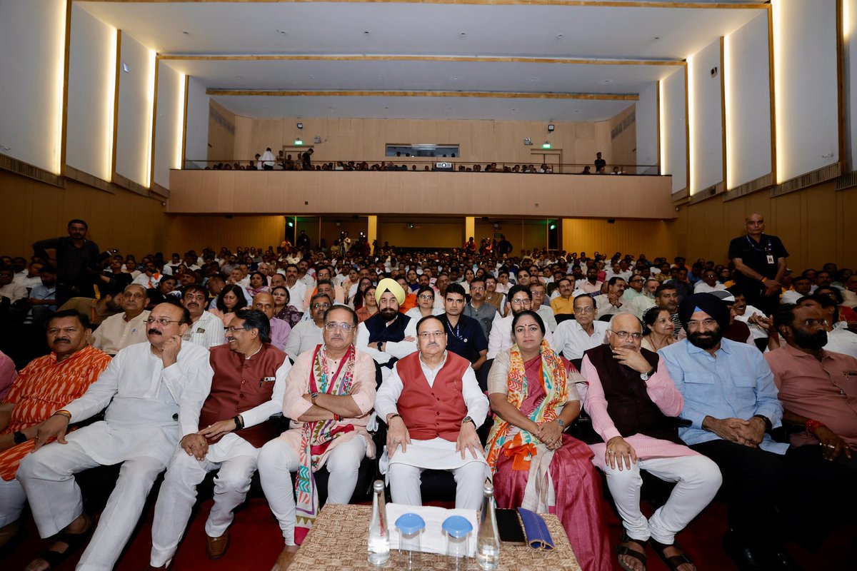 आज कमानी ऑडिटोरियम में डॉ. श्यामा प्रसाद मुखर्जी के जीवन, राष्ट्रवाद के प्रति उनके समर्पण और कश्मीर के लिए उनके बलिदान को सरल भाषा में प्रस्तुत करने हेतु “राष्ट्रवाद के आदिपुरुष” नाट्य मंचन की प्रस्तुति हुई।

इस भव्य आयोजन में राष्ट्रीय अध्यक्ष एवं माननीय केंद्रीय मंत्री श्री