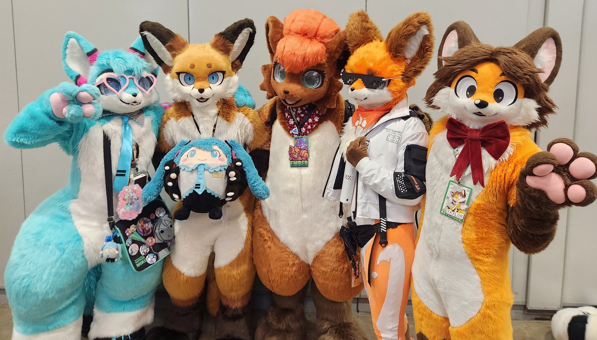 FOX FOX FOX FOX FOX 🦊🦊🦊

<a href="/Niff_The_Fox/">Niff</a> <a href="/FairfoxLibrary/">Taylor! 🦊 🔜 FD & MP</a> 
Couldn't get the @ of the Vulpix and the cool one with the glasses, if anyone knows them please let me know!