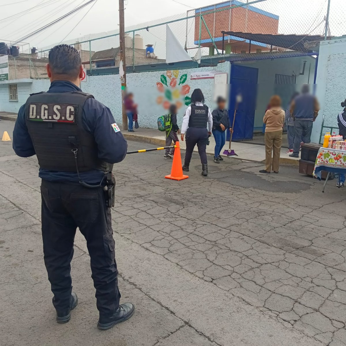 #EscuelaSegura 🏫🚓

Elementos de la Comisaría General de Seguridad Ciudadana de Nezahualcóyotl se mantienen atentos a la seguridad de las y los estudiantes del municipio 👧👦.

#NOTA ➡️ acortar.link/kgnrXe