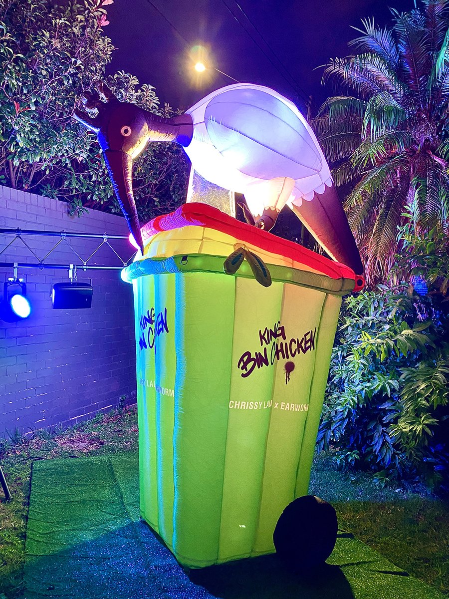 _illustrationX's tweet image. Chrissy Lau brings the King Bin Chicken to life for Kogarah’s Uncontained Festival.
Read the story: ow.ly/XbqM50Wlbmq
#WEAREILLUSTRATIONX #design #festival #communityart #animals #australia #ChrissyLau