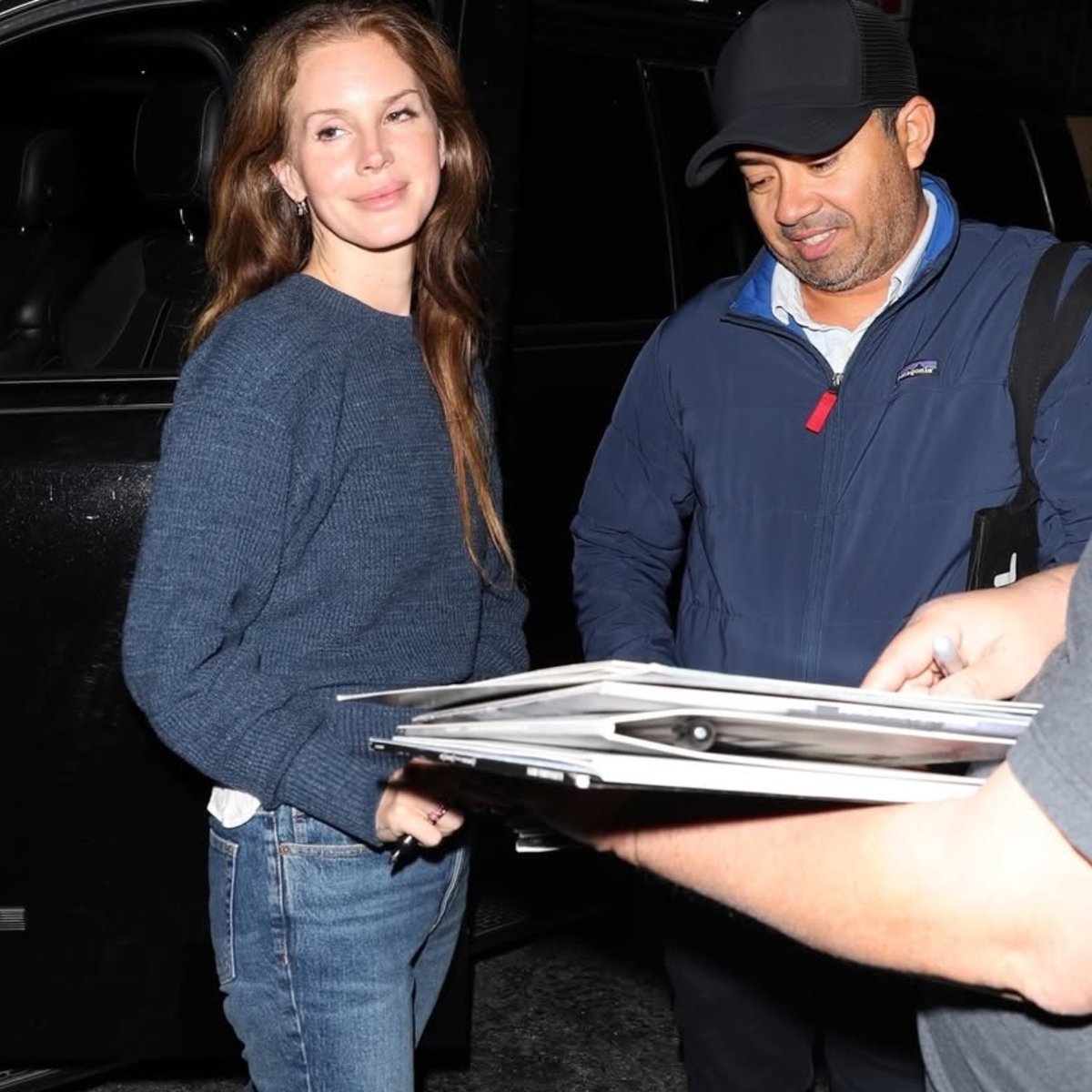 Ianacore's tweet image. Harper’s Bazaar on Lana Del Rey, last night:

“It must be the 2010s, because Lana Del Rey is back at Chateau Marmont, wearing jeans and sneakers like a non-superstar normie.”
