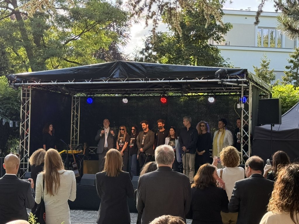 BuettnerAndreas's tweet image. Heute Abend beim Sommerempfang @IsraelinGermany waren Angehörige der noch immer in #Gaza festgehaltenen Geiseln mit deutscher Staatsangehörigkeit. #LetThemGoNow
Ein Treffen mit vielen lieben Freundinnen und Freunde und Kolleginnen und Kollegen.