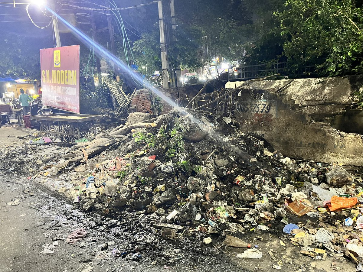 memayank143's tweet photo. @AMRUTCityGzb @SBM_UP 
Respected dignities urgent attention needed!
Dirty sewer water &amp; garbage is being dumped on the road, causing clogging &amp; unbearable stench near a school &amp; no cleaning since last 2 days due to which students &amp; passersby are suffering…
#CleanlinessMatters https://t.co/f2gzvaNnGA