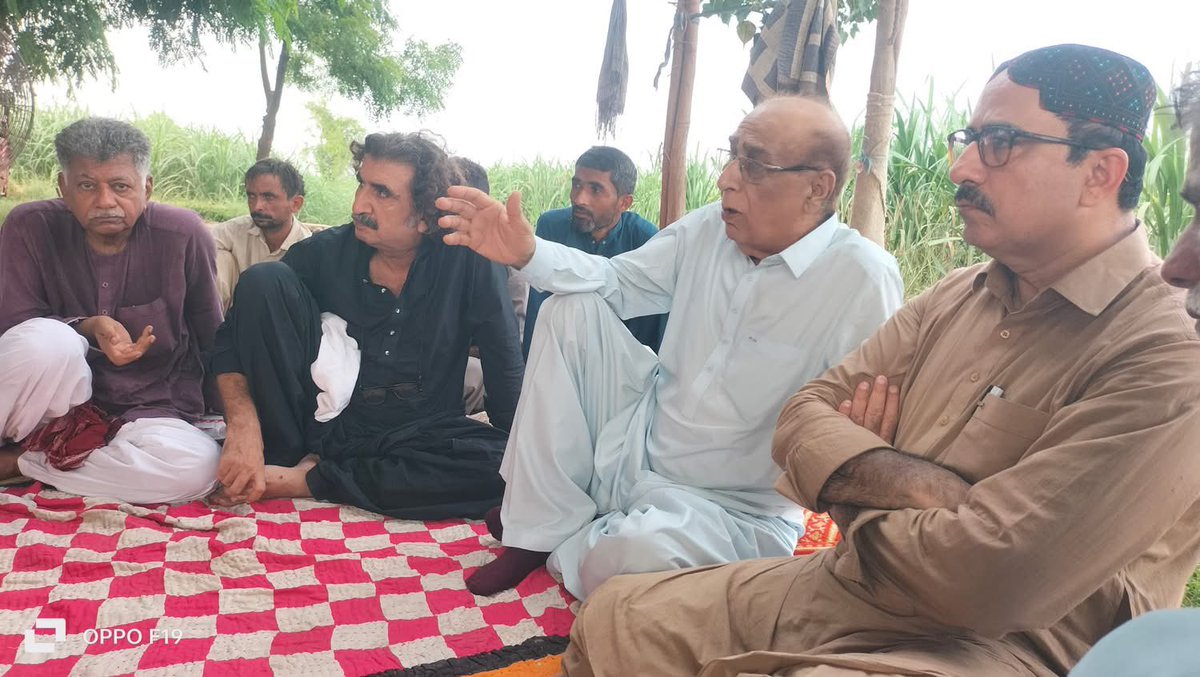 Saeed_Sangri's tweet image. اڄ  ماما يوسف لغاري جي اڳواڻي ۾ سياسي سڄاڻ ساٿي ڳوٺ بجراڻي لغاري پهتا.
انھن ميڊيا سان ڳالھائيندي چيو تہ سنڌ ۾ جاري درياءُ ۽ زمين بچايو تحريڪ کي دٻائڻ لاءِ ئي هن ڳوٺ مٿان رياست سخت جبر کي جاري رکيو اچي. 40 کان مٿي ڳوٺاڻا ڪوڙن ڪيس ۾ جيل ڀيڙو ڪيا ويا آهن،

#سنڌ