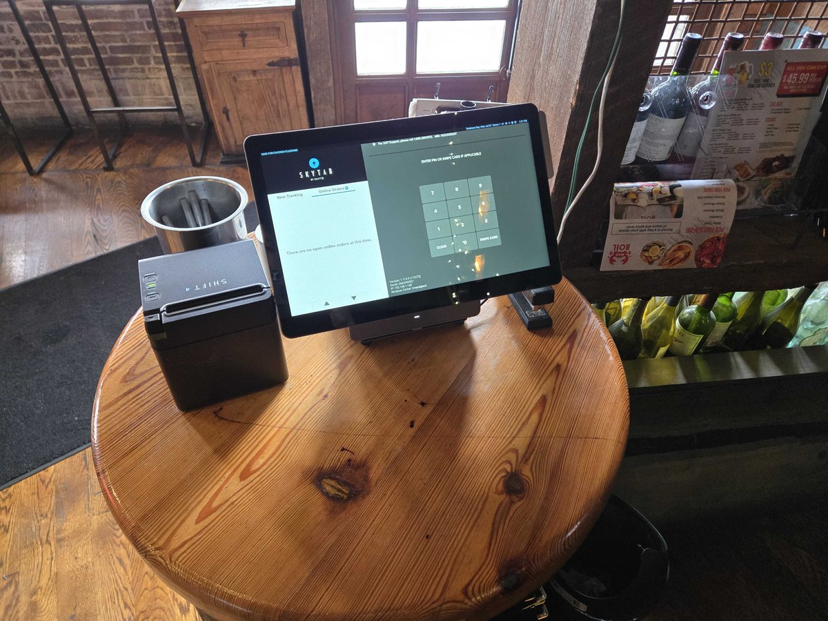 BryanH_SkyTab's tweet photo. Mad For Chicken in Queens, NY is now using the best tech in the business! Visit to see #SkyTab by #Shift4 in action! We're integrating third-party delivery platforms for a seamless experience. I recommend the Crispy Chicken Bowl! 😋🐔 @SkyTabPOS @Shift4 https://t.co/WdZvb5jNIX