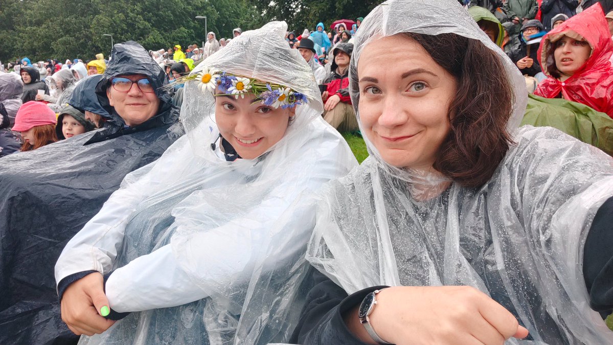 BogataTimar's tweet image. I thoroughly enjoyed this year's Laulupidu.
Which is great because in 2019 I thoroughly suffered through it.
In the cathartic crowd of thousands I realized my life in Hungary was a dead end and I wanna move.
6 years later, settled and thriving, I feel like part of the party. :)