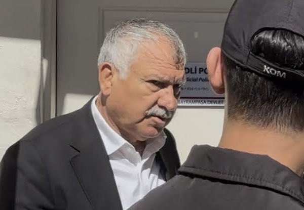 🔴 SON DAKİKA
Adana BŞB Başkanı Zeydan Karalar ve Seyhan Belediyesi eski temizlik işçisi (iÖzcan Zenger, İstanbul Çağlayan Adliyesi’nde yolsuzluk soruşturması kapsamında tutuklandı.
İddia: İhale yönlendirme ve menfaat temini.
Karalar: “Siyasi operasyon!”

#ZeydanKarallar