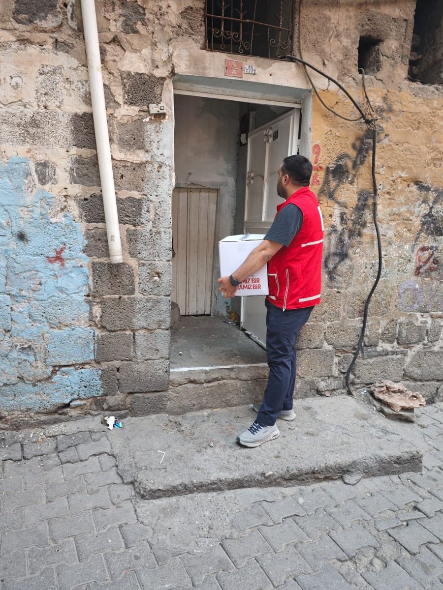 Emanetlerinizi Sur İlçemizin dört bir yanına taşımaya devam ediyoruz… 📦

Gönüllülerimiz, omuzlarında taşıdığı gıda kolileriyle birlikte bu sokaklarda iyiliğin izinin kalmadığı ev bırakmamak için çalışıyor.

Bu dayanışma ve yardımlaşma Senin desteğinle mümkün.

 #SensizOlmaz 🌙