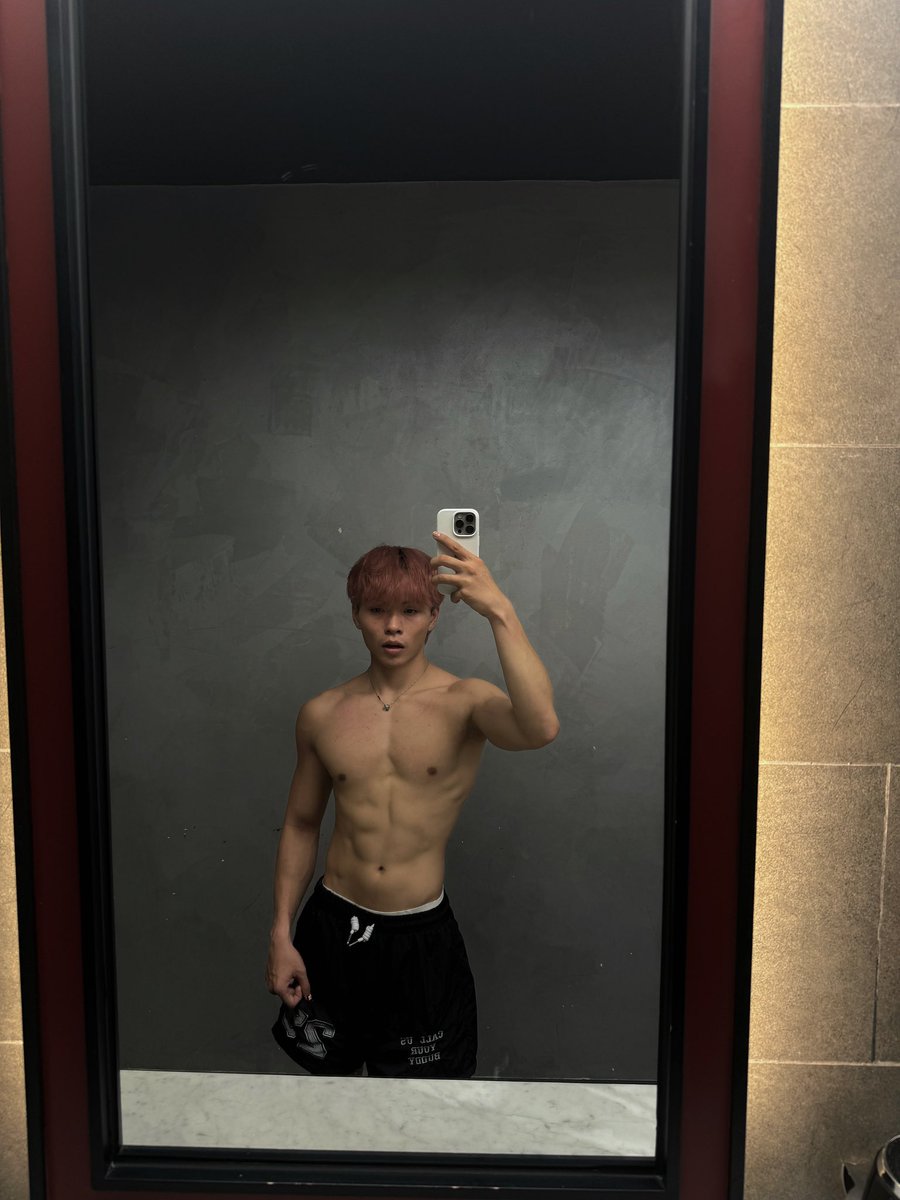 bbbitannn's tweet photo. Ai còn thức hong? https://t.co/0bg7sOlJgv