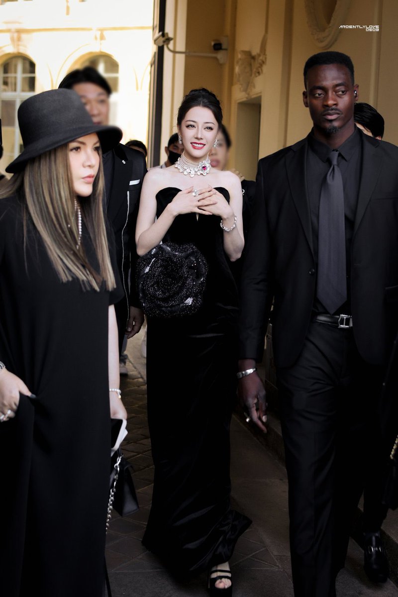 สวยเกินเบอร์ เด่นมาแต่ไกล MIKIMOTO คือแบรนด์คู่บุญของแท้🥹🤏🏻 เร่อปาปรากฏตัวพร้อมไขมุกจาก MIKIMOTO ทีไรคือสวยราชนิกุลมากๆ สง่างาม ไม่ใช่ทุกคนที่ใส่ไขมุกแล้วรอด ทุกคนเข้าใจใช่มั้ยคะ😭 

DILRABA LES PETALES PARIS #DilrabaXMIKIMOTO