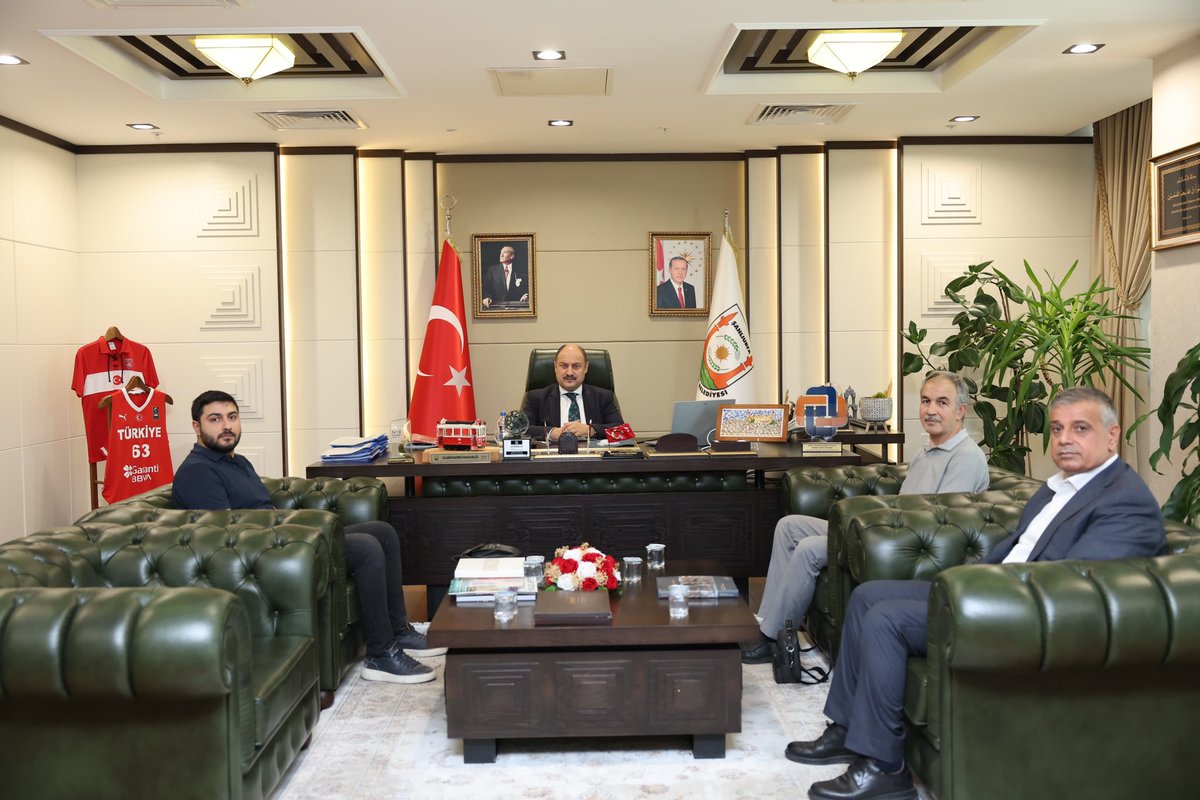 Gap Gündemi Gazetesi imtiyaz sahibi Veysel Polat, Şanlıurfa Büyükşehir Belediye Başkanımız Mehmet Kasım Gülpınar'ı ziyaret etti.

Nazik ziyaretlerinden dolayı kendilerine teşekkür ederiz.