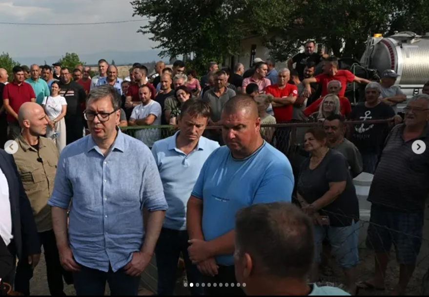 Lik je personifikacija smrti.

Oklembešene, šljampave, žvalave, ali ipak - smrti.

I dok su vatrogasna vozila čuvala imanja njegovih poltrona, a narodu gorele kuće, štale, sve što imaju, on je čekao da sve prođe.

Da bi onda došao da se hrani tuđom mukom, obećavajući lažni spas.
