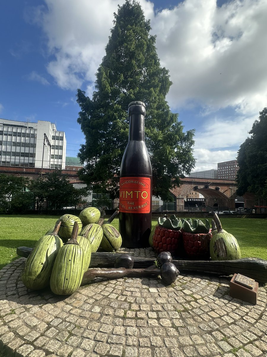 elainew33's tweet image. Another lovely day, perfect for a wander after being inside all day! 

#TreeClub #Vimto #StreetArt