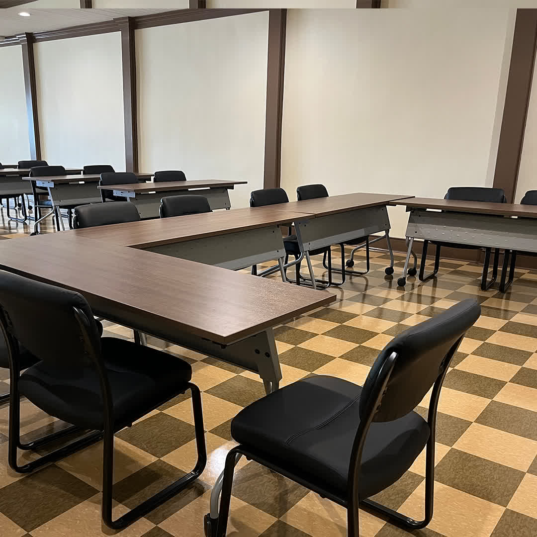 This local customer needed to create a versatile training space!  He chose mobile tables that be reconfigured easily.
From the comfortable chairs he chose to the tall coffee bar, these employees are sure to love working out of this cozy training space!