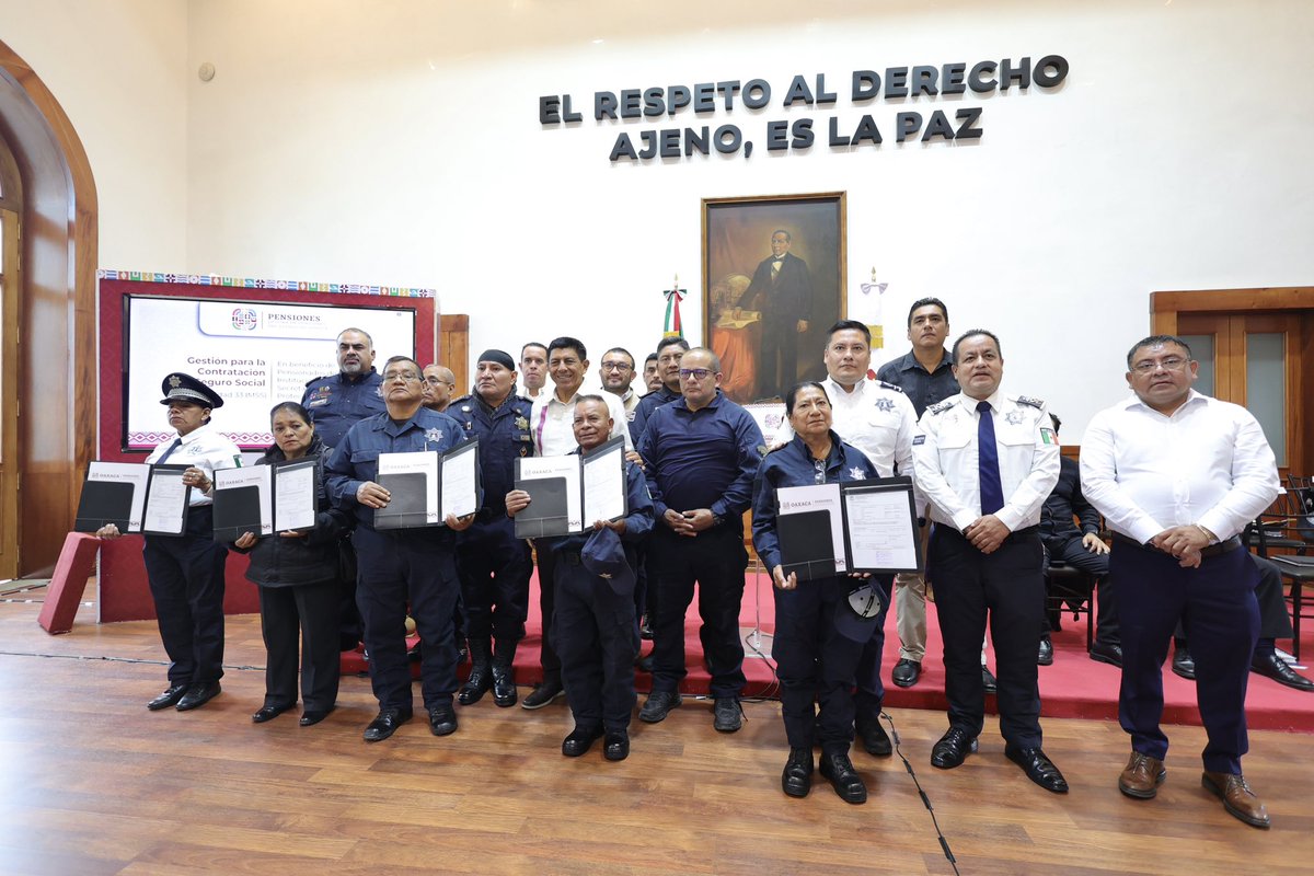 SEGUIMOS DIGNIFICANDO LA LABOR DE LOS ELEMENTOS DE SEGURIDAD

Dignificamos la labor de los cuerpos de seguridad de nuestro estado y este día, anunciamos lo que será la reforma de la Ley de Pensiones para el Sistema Estatal de Seguridad, el incremento salarial de los policías, que