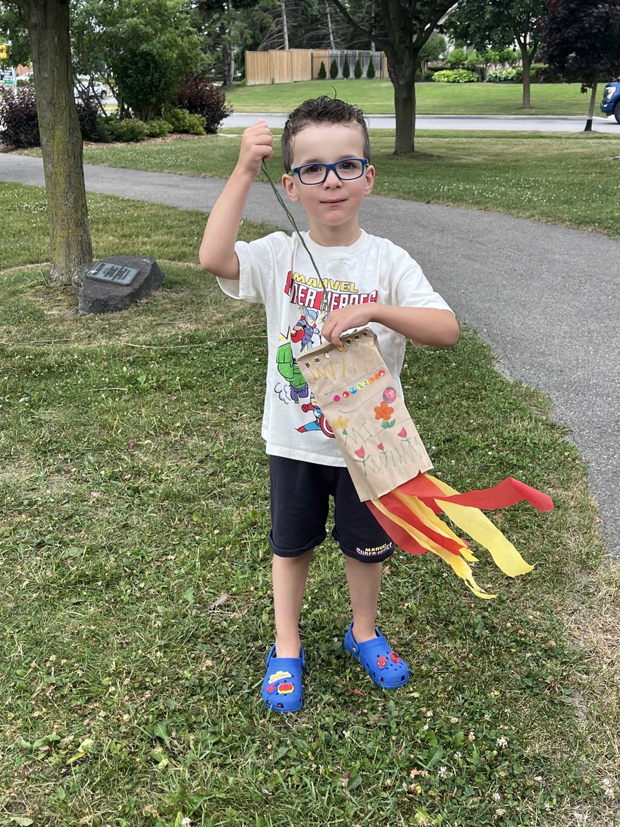 KingLibraries's tweet image. The kites today were flying high, and our friends got to show off their masterpieces! 🎨
Missed today's session? We have more coming up!
📍King City: Thursday, July 24 | 10:30 am - 12:00 pm
📍Schomberg: Wednesday, August 6 | 2:00-3:30 pm
#KingLibraries #SummerProgramming