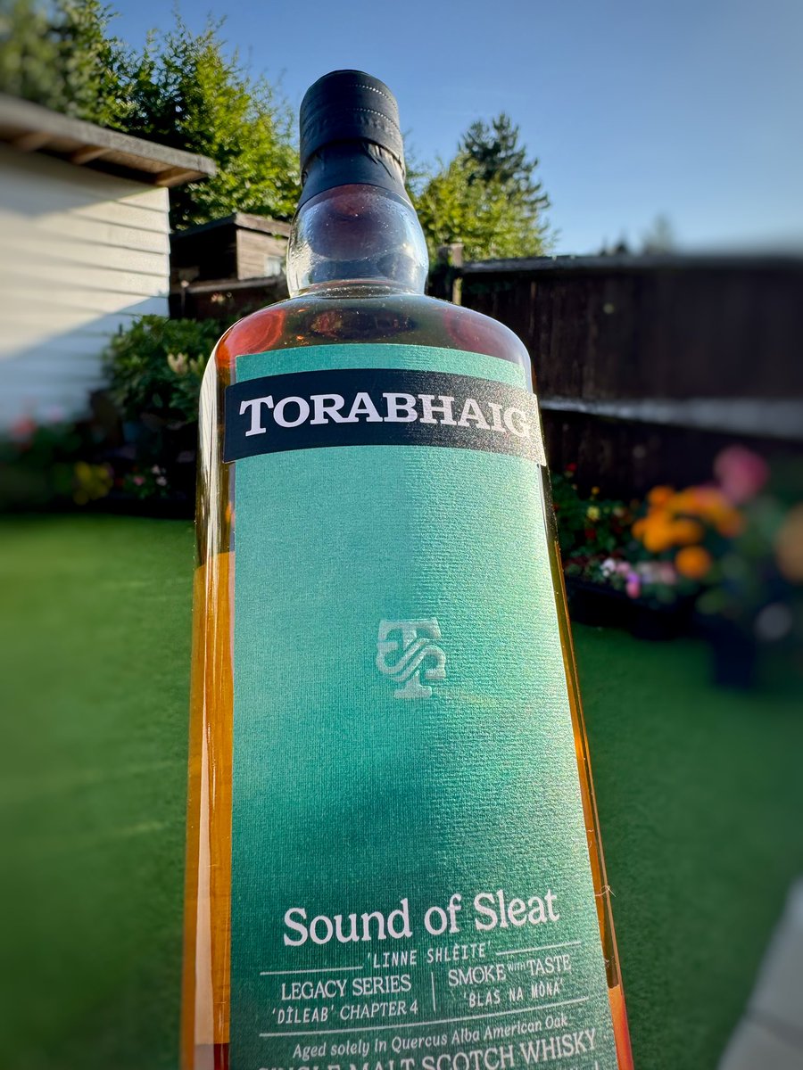 TheWhiskyWire's tweet image. Time to enjoy the Sound of Sleat whilst simultaneously enjoying the sights and sounds of a glorious summers evening. @torabhaig #Scotch #Whisky #Dramlaxing