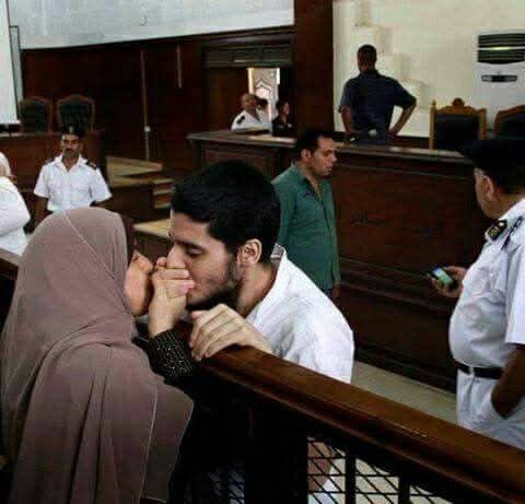 In 2019 after the husband's death sentence he shared a silent kiss on the hands with his wife filled with heavy love and grief.