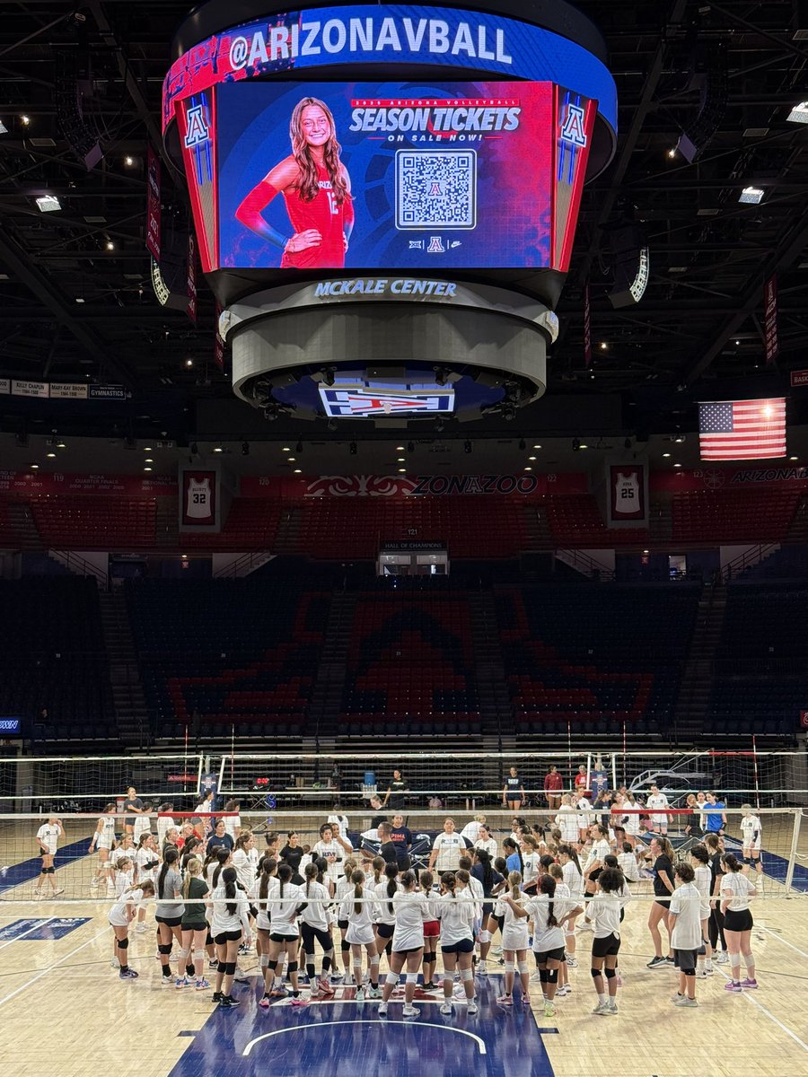 Enjoying watching my niece <a href="/ZyonMoevao/">Zyon Moevao</a> in action at the <a href="/ArizonaVBall/">Arizona Volleyball</a> camp. <a href="/RyanWindy/">COACH WINDY</a> coachin’em up! 🐻⬇️