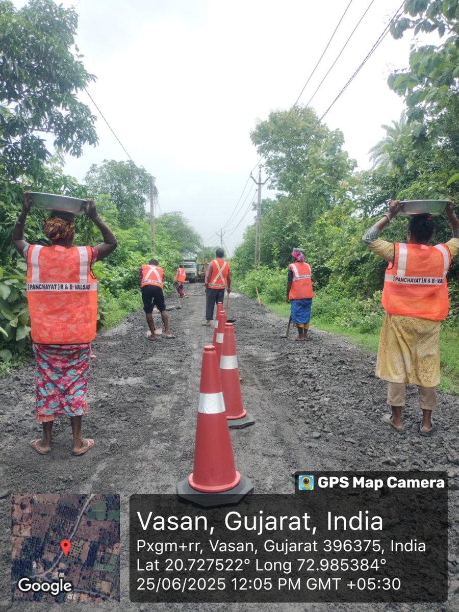 exernbval's tweet photo. પંચાયત (માર્ગ અને મકાન) વિભાગ - વલસાડ દ્વારા જિલ્લા પંચાયત હસ્તક ના વિવિધ ગ્રામ્ય માર્ગો ભારે વરસાદ ના કારણે થયેલ ખાડાઓ ઉપર પેચવર્ક ની કામગીરી હાથ ધરવામાં આવી. https://t.co/yA01WG30Qo
