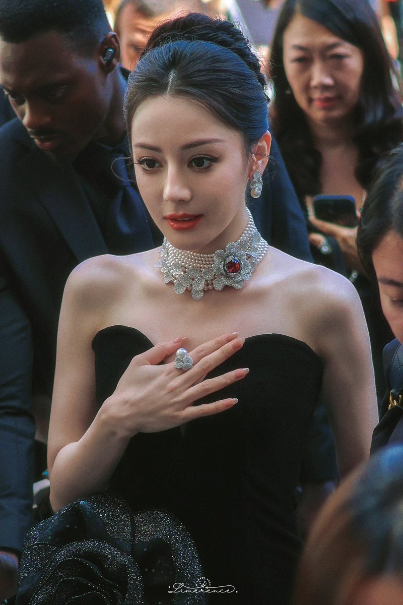 สิ่งที่ไม่เคยเปลี่ยนไปเลย คือการเซฟตัวเองของชีเร่อปา เซฟดีเสมอมา สุภาพเรียบร้อยไม่เสียบุคคลิกเลยด้วย🥹🤏🏻เพอร์เฟคเกินนน

DILRABA LES PETALES PARIS #DilrabaXMIKIMOTO