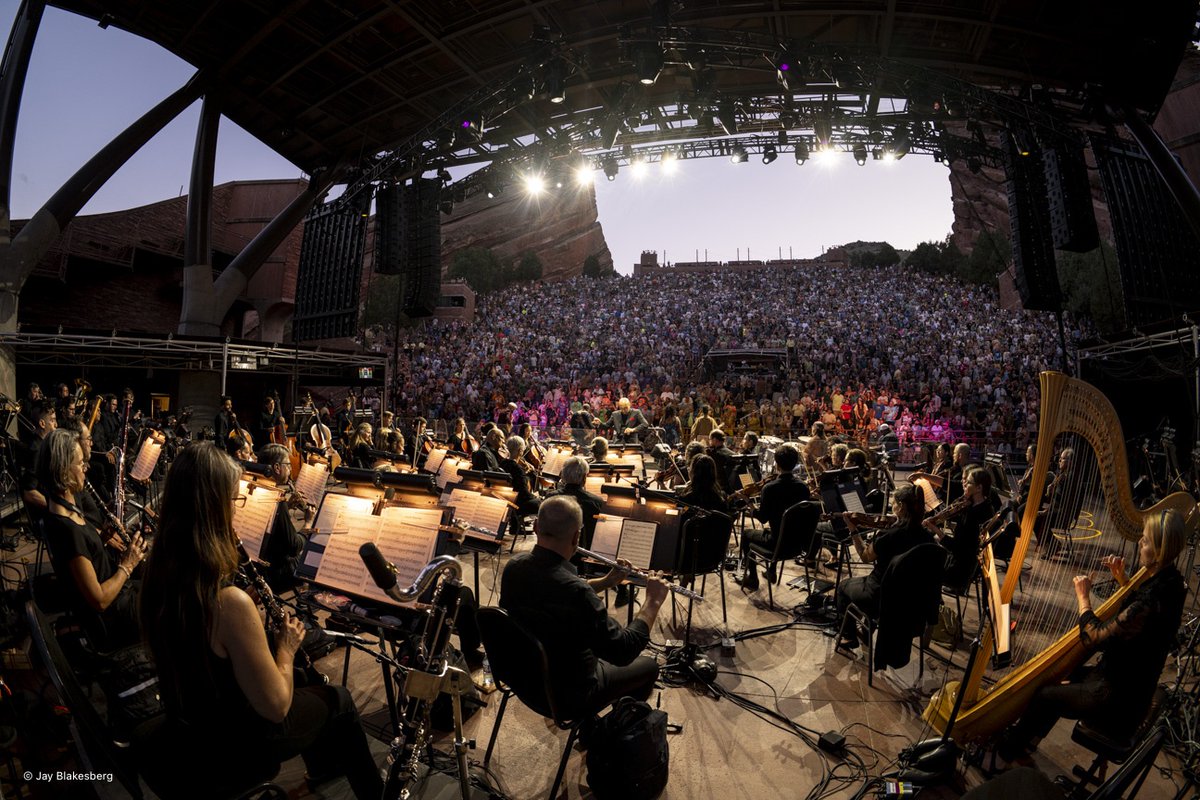 jerrygarcia's tweet image. What a night on the rocks! The music, the Colorado Symphony, the crowd… it all came together under the stars to honor Jerry in the most beautiful way. Thank you to everyone who played, sang, danced, and remembered with us. 🌹
📸 Jay Blakesberg