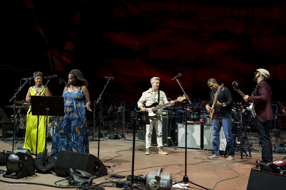 jerrygarcia's tweet image. What a night on the rocks! The music, the Colorado Symphony, the crowd… it all came together under the stars to honor Jerry in the most beautiful way. Thank you to everyone who played, sang, danced, and remembered with us. 🌹
📸 Jay Blakesberg