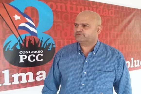 @SucelF (@sucelf1) on Twitter photo <a href="/EVilluendasC/">Enrique Villuendas</a> A <a href="/Colina_VClara/">Miguel Colina</a> le deseamos éxitos en la nueva responsabilidad que de seguro será con buenos resultados. Desde #Bayamo el abrazo.
#Cuba
#MiMóvilEsPatria <a href="/EVilluendasC/">Enrique Villuendas</a> A <a href="/Colina_VClara/">Miguel Colina</a> le deseamos éxitos en la nueva responsabilidad que de seguro será con buenos resultados. Desde #Bayamo el abrazo.
#Cuba
#MiMóvilEsPatria