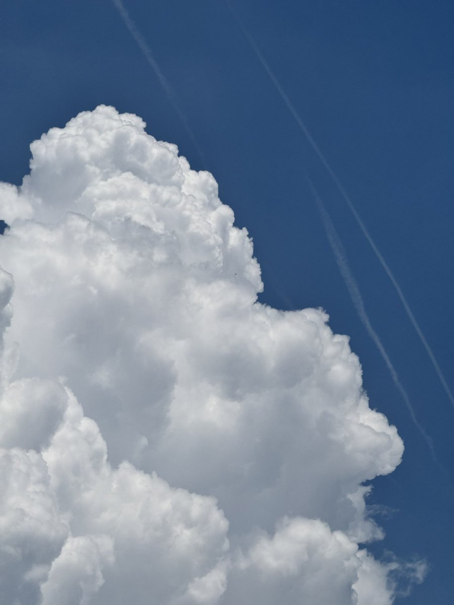 W3MSB's tweet image. I can’t believe it took 3 planes to get this storm started. Hope it’s a good one