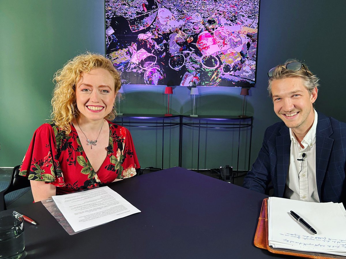 Ich bedanke mich ganz herzlich bei @julianadrat für das tolle und ungewöhnliche Gespräch! Wie kommt es, dass er als „verrückter Künstler“ nicht links ist und offen die Regierung kritisiert - und sogar der AfD beigetreten ist? Demnächst auf meinem YouTube-Kanal!