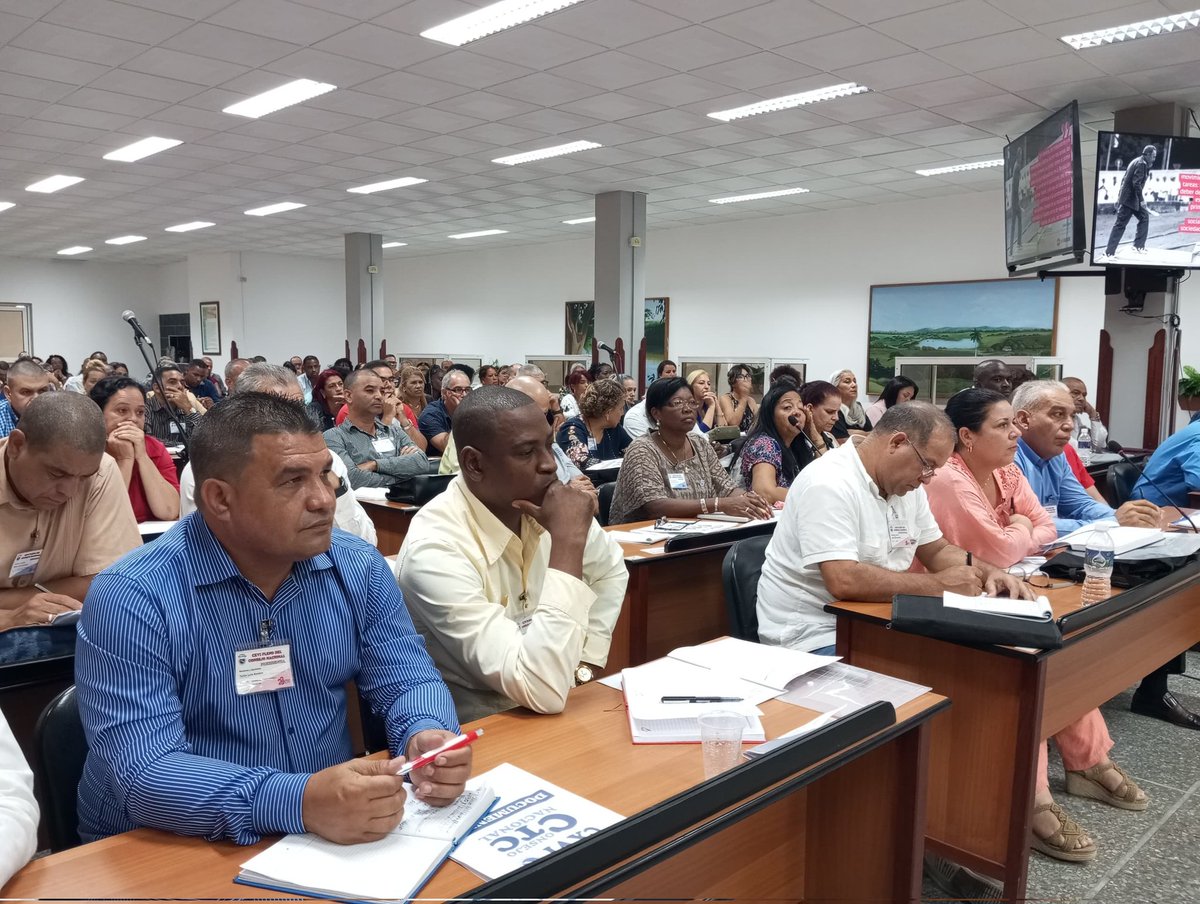 DrRobertoMOjeda's tweet photo. Participamos en el Consejo Nacional de la CTC que pospuso su XXII Congreso para mediados de 2026. También liberó a @UlisesGuilarte como Secretario General y reconoció su trabajo. Se eligió a @Colina_VClara para presidir la comisión organizadora de la magna cita de la clase obrera https://t.co/x1x1I3CEdd