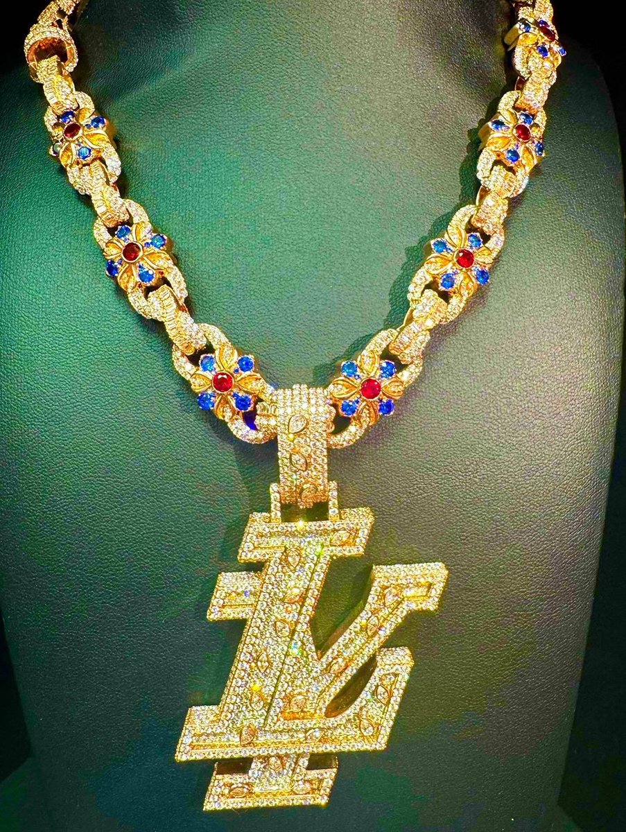 - لامين يامال قام بجلب هذه القلادة المُرصعة بالألماس، قيمتها 400 آلف دولار فقط. 🤷‍♂️