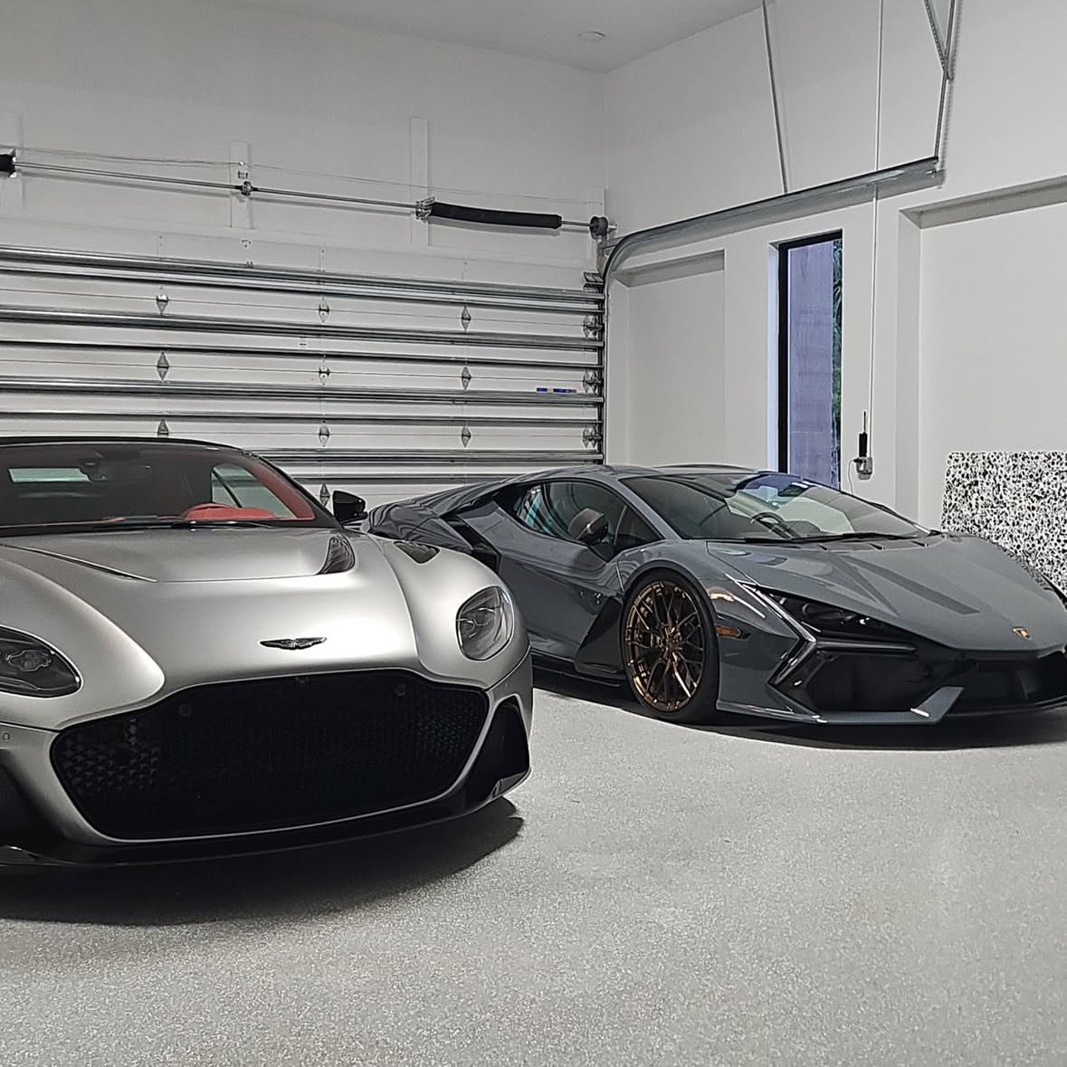 AltAssetKing's tweet image. Wow what a vapid loser flexing luxury items. Guy must have no friends or family or joy in his life. Sad existence. Better off sticking with my Timex and Toyota! They work just as well as the AP and Lambo!