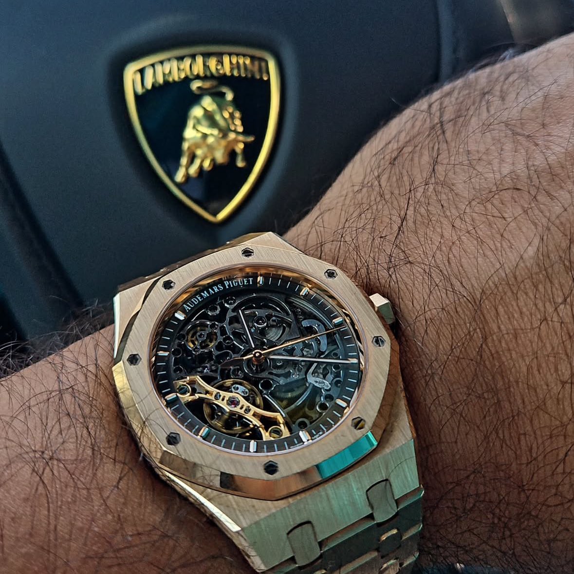 AltAssetKing's tweet image. Wow what a vapid loser flexing luxury items. Guy must have no friends or family or joy in his life. Sad existence. Better off sticking with my Timex and Toyota! They work just as well as the AP and Lambo!