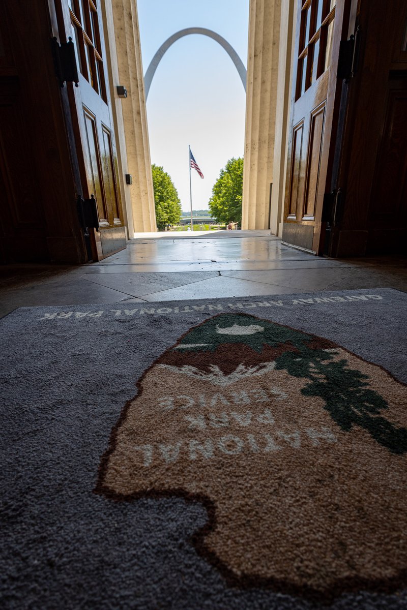 GatewayArchSTL's tweet image. The only thing in St. Louis higher than the humidity is me! 😅 And I know the best ways to cool off? Come down to Gateway Arch National Park 😎
Not only do I have AC for days 🌬️🥶 — in the FREE Old Courthouse & Museum under me — but I’ve also extended my summer hours on Fridays…