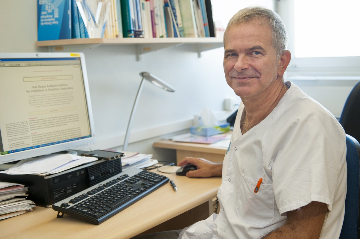 🧬 L’#AngioedemaHereditari (#AEH) és una malaltia genètica rara i, sovint, de difícil diagnòstic que pot causar inflor greu a la cara, abdomen o gola i que afecta considerablement la qualitat de vida dels pacients que la pateixen. Ens amplia la informació 
El Dr. Ramón Lleonart,