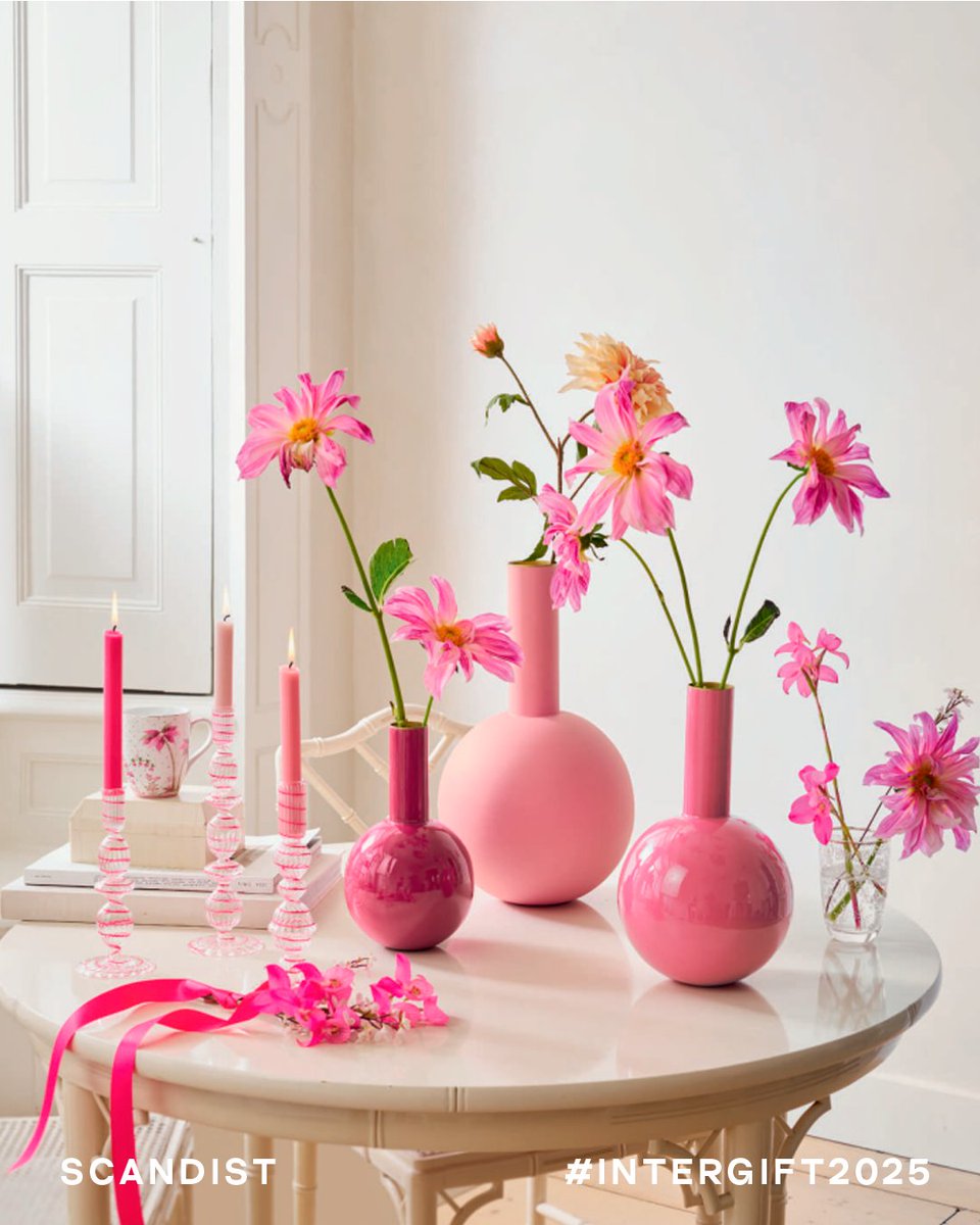 🎀 La belleza está en los detalles…

Con Pip Studio cada rincón cobra vida entre flores, porcelana y tonos empolvados.

Jarrones y velas que transforman cualquier mesa en pura fantasía.

📍 Descúbrelo en el stand de Scandist en #Intergift2025.

#SumandoTendencias