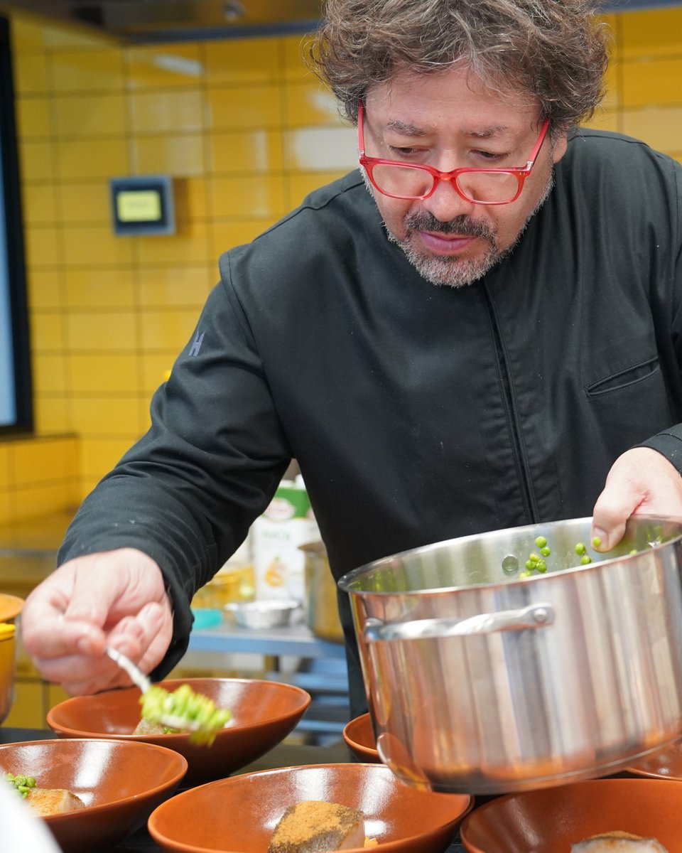 ChefSins's tweet photo. ✨ Últimos episodios de la segunda temporada del Chefs(in) Club, y no podemos estar más agradecidos de compartir cocina y técnica con algunos miembros de Chefs(in).
En esta ocasión nos acompañó Adrián Quetglas. ¡Gracias, Adrián, por formar parte del club! 🙌🏼
#chefsin https://t.co/Gj0IO4yvFn