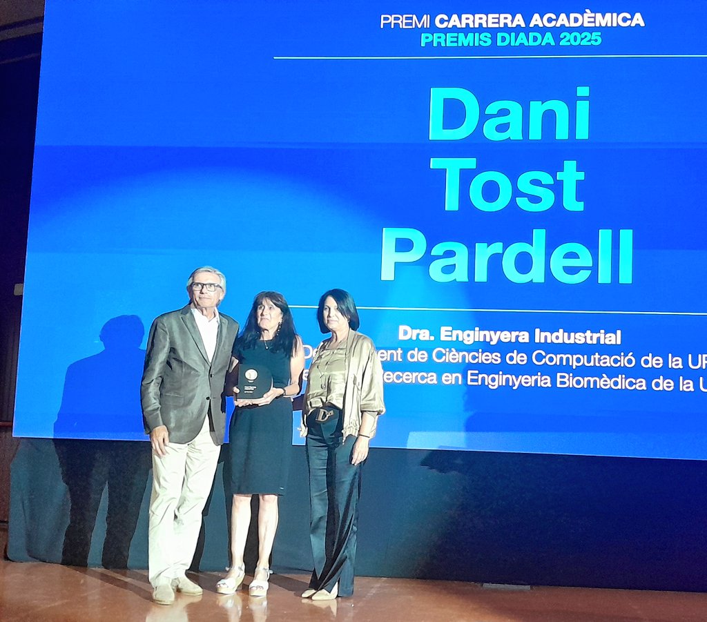 🏆 La guanyadora del #PremiCarreraAcadèmica és la Dra. Dani Tost (<a href="/tostdani61/">Dani Tost</a>), professora del Dept. de Ciències de la Computació de @la_upc i investigadora del #CREB. Actualment lidera l’spin-off <a href="/virmedex/">Virmedex</a>.

Lliuren el guardó el president del jurat, Josep Canós i @Llumllosa.