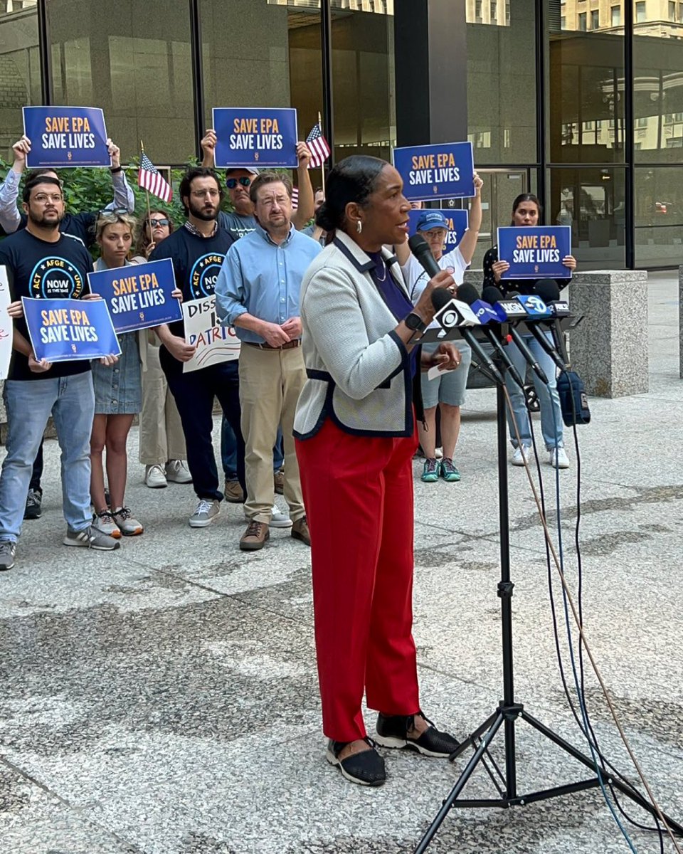 DemocraticLGs's tweet image. ICYMI: Lt. Governor @JulianaStratton joined AFGE Local 704 to protest the Trump administration’s retaliation against civil servants who spoke out against the politicization of the EPA.