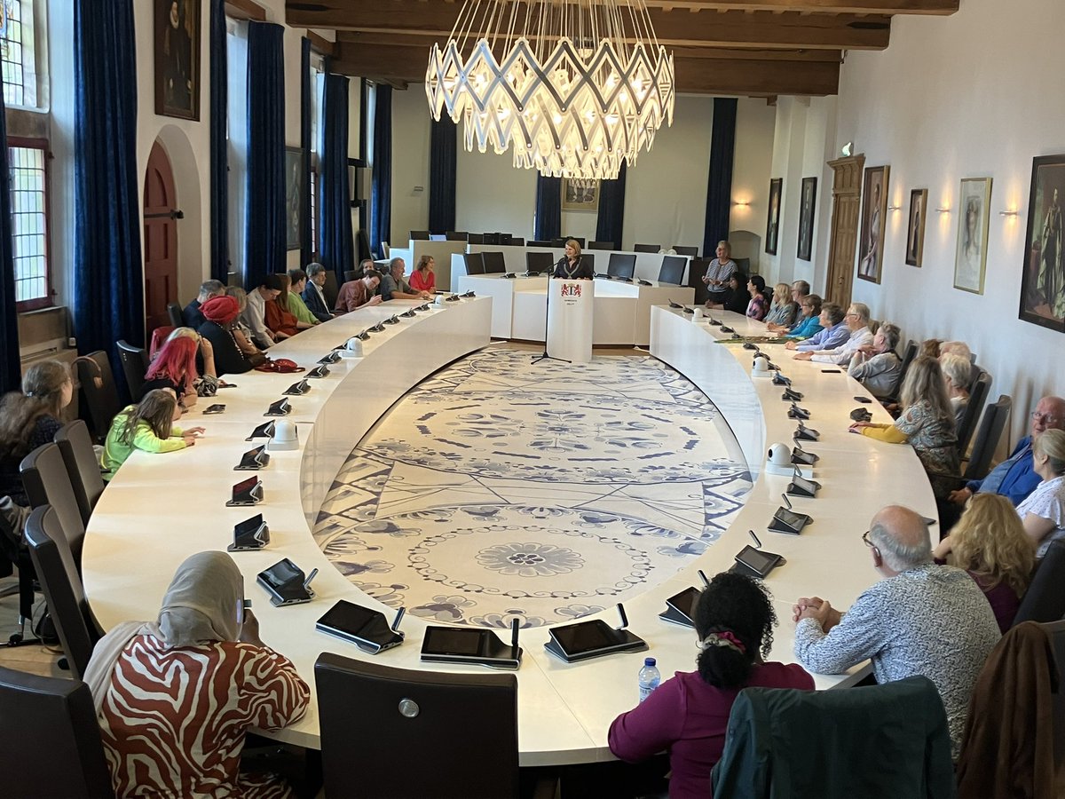 Vanmiddag mocht ik de gemeentepenning van Delft uitreiken aan Wouke Lam. Al vele jaren zet zij zich als vrijwilliger in voor tal van activiteiten gericht op inclusie, diversiteit, gelijkwaardigheid en verbinding. Een zeer betrokken mens en een zeer verdiende waardering! 💙