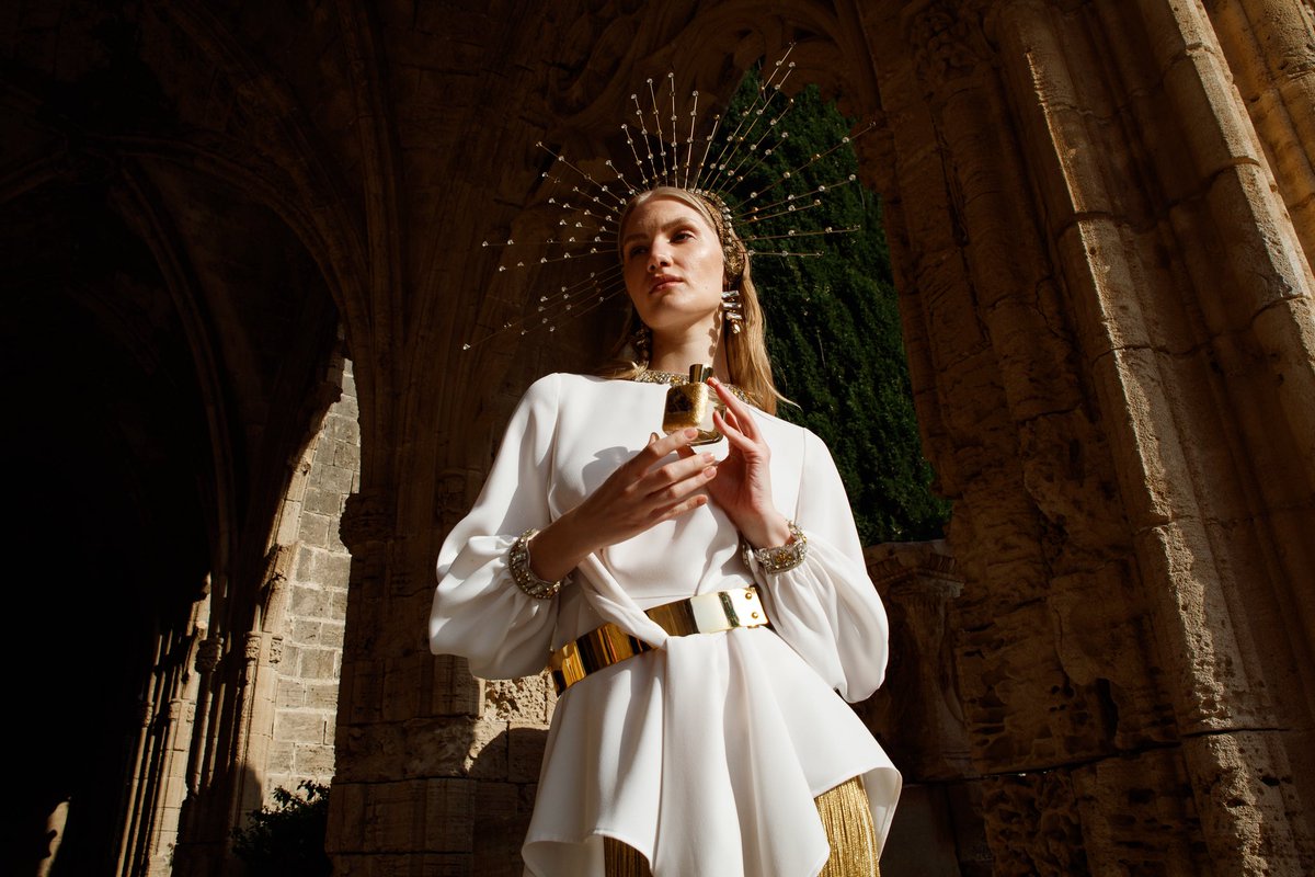 Bazen bir koku, sadece güzel olmakla kalmaz…
İçine işler. Seni hatırlatır. Seni anlatır.

Altın ışıltısıyla değil sadece; duruşuyla, zarafetiyle ve zamansızlığıyla özel.
Görenin bir daha dönüp baktığı, koklayan herkesin hatırladığı cinsten.

Bu bizim için sadece bir koku değil.