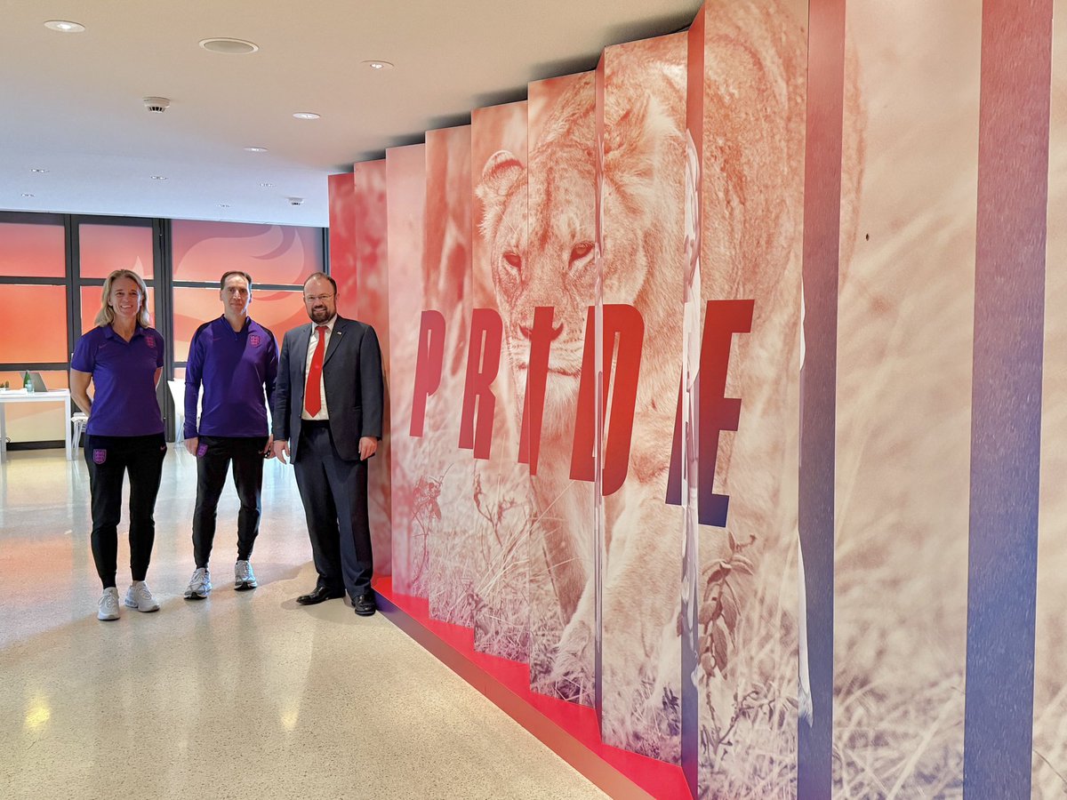 JamesWSquire's tweet image. Great to visit the @Lionesses' Camp in
Zürich today ahead of their @WEURO2025 match tomorrow!
Thanks to @FA Mark Bullingham, Anja van Ginhoven & the #England 🏴 team for the warm welcome. I'll be cheering you on tomorrow! 🦁⚽️