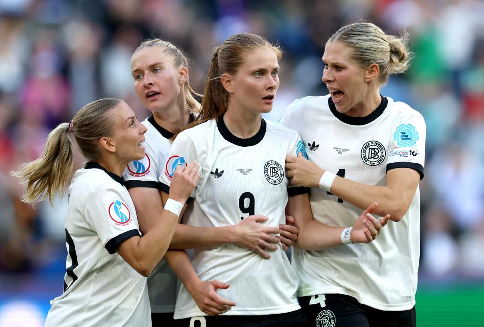 unserfussball's tweet image. #WEURO2025 ENDSTAND !!!
C'était compliqué mais l'essentiel est là. La victoire et 3 nouveaux points qui nous rapprochent des quarts de finale.
#GERDEN 🇩🇪 2-1 🇩🇰