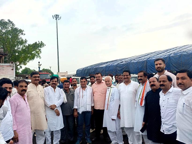 gadarwas's tweet photo. प्रदेश कांग्रेस अध्यक्ष श्री जीतू पटवारी जी के खिलाफ दर्ज की गई झूठी #FIR के विरोध में आज अशोकनगर में आयोजित न्याय सत्याग्रह में शामिल होकर लोकतंत्र की रक्षा और सत्य के समर्थन में अपनी आवाज़ बुलंद की।

@jitupatwari @digvijaya_28 @JVSinghINC @INCMP  
#न्याय_सत्याग्रह #अशोकनगर https://t.co/TZw7fYIXPi