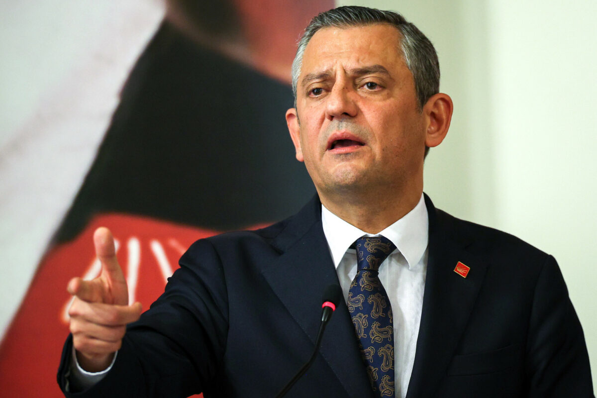 Özgür Özel'den canlı yayında Başkan Böcek'e tam destek... “AK Parti’yi yenmenin bedelini cezaevinde ödüyor”
antalyagundem.com.tr/ozgur-ozelden-…