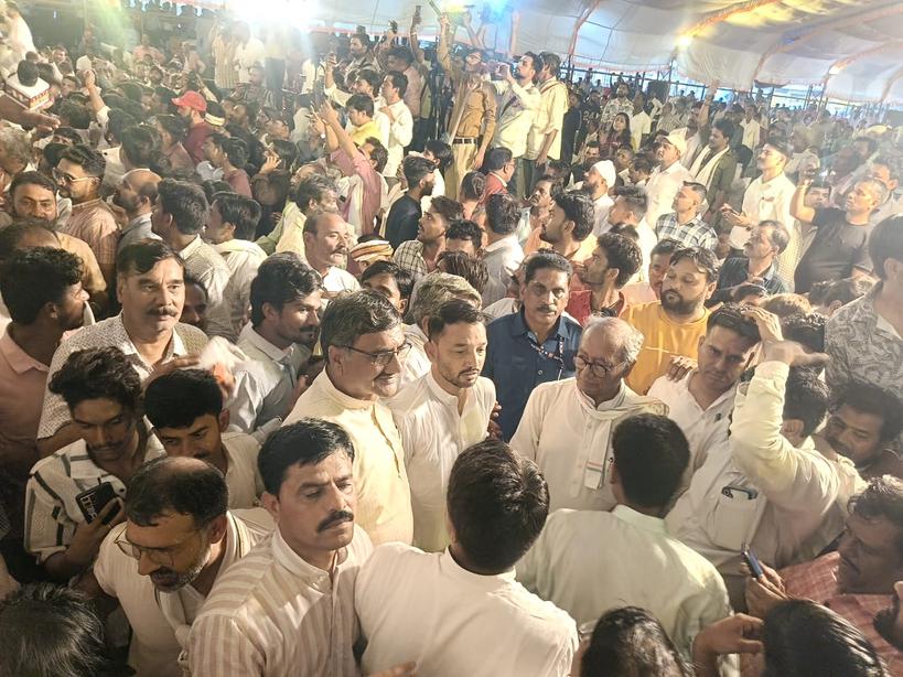 gadarwas's tweet photo. प्रदेश कांग्रेस अध्यक्ष श्री जीतू पटवारी जी के खिलाफ दर्ज की गई झूठी #FIR के विरोध में आज अशोकनगर में आयोजित न्याय सत्याग्रह में शामिल होकर लोकतंत्र की रक्षा और सत्य के समर्थन में अपनी आवाज़ बुलंद की।

@jitupatwari @digvijaya_28 @JVSinghINC @INCMP  
#न्याय_सत्याग्रह #अशोकनगर https://t.co/TZw7fYIXPi