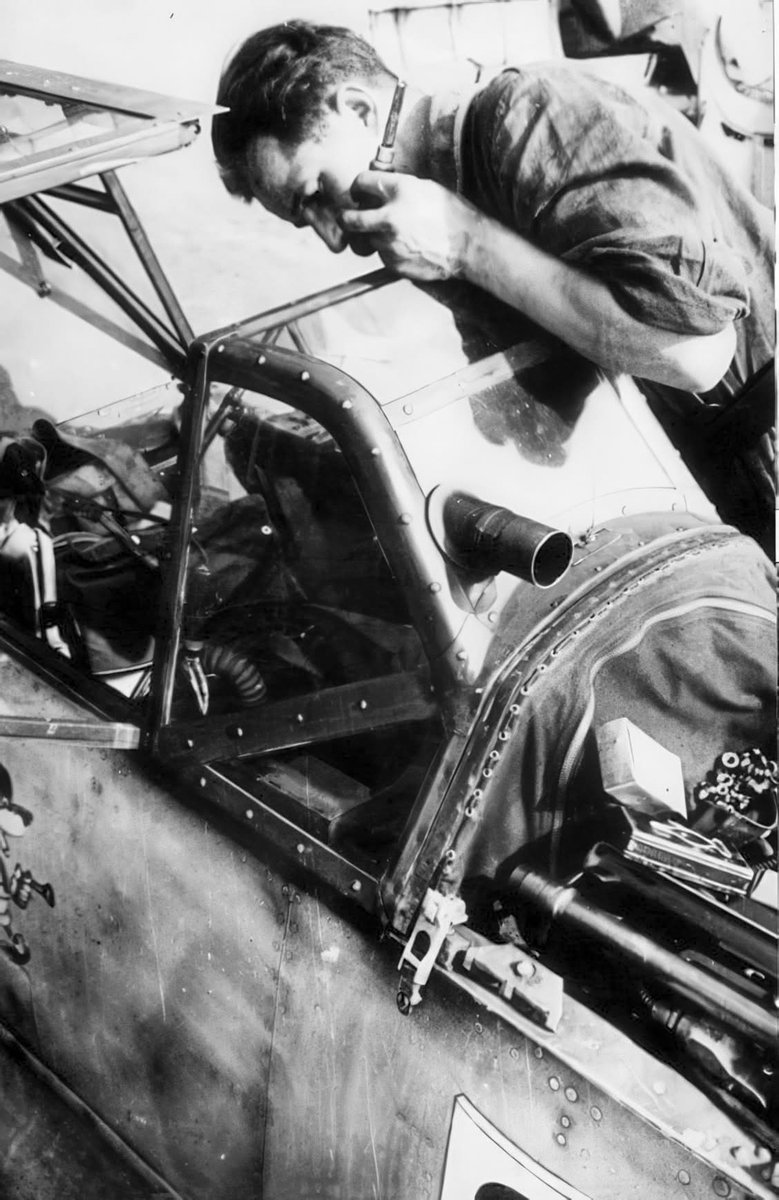 Adolf Galland’ın Bf 109’u bakımda. Uçak kokpitine takılmış alışılmadık “teleskopik” nişangaha dikkat!!!