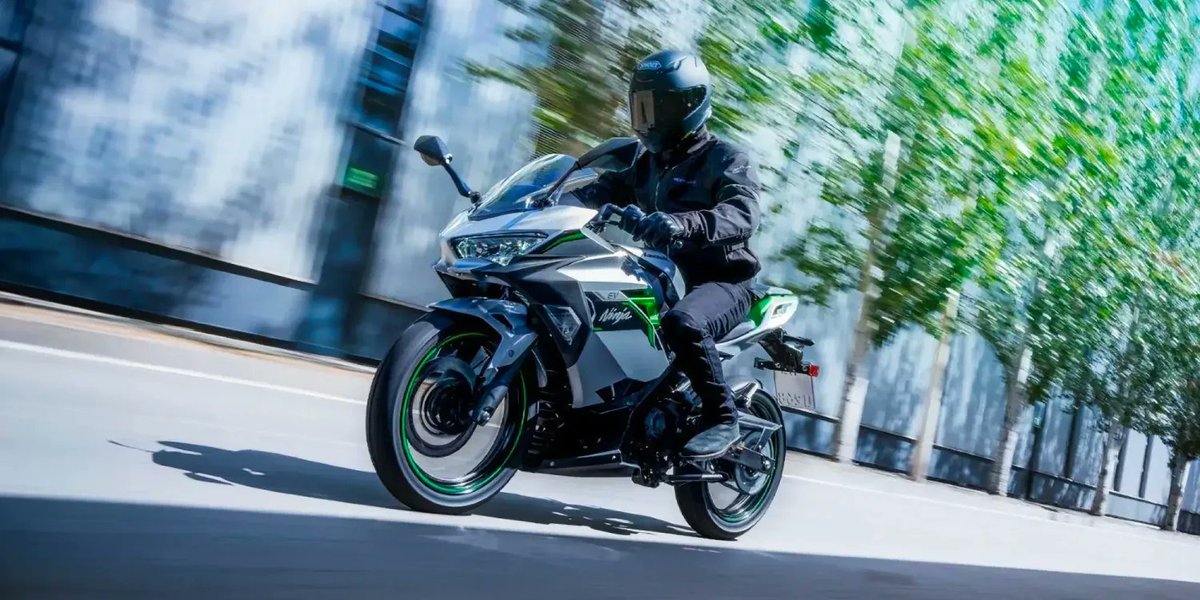 SolidBatt's tweet photo. ⚡ Kawasaki’nin ilk elektrikli motosikletleri Ninja e-1 ve Z e-1 beklentileri karşılamıyor.

Sınırlı menzil (~72 km), düşük hız (max 88 km/h) ve hızlı şarj desteğinin olmaması en büyük sorun.

Elektrikli görünüm, performanssız içerik olarak değerlendiriliyor. 🛵🔋 https://t.co/dtPGAz8aDT